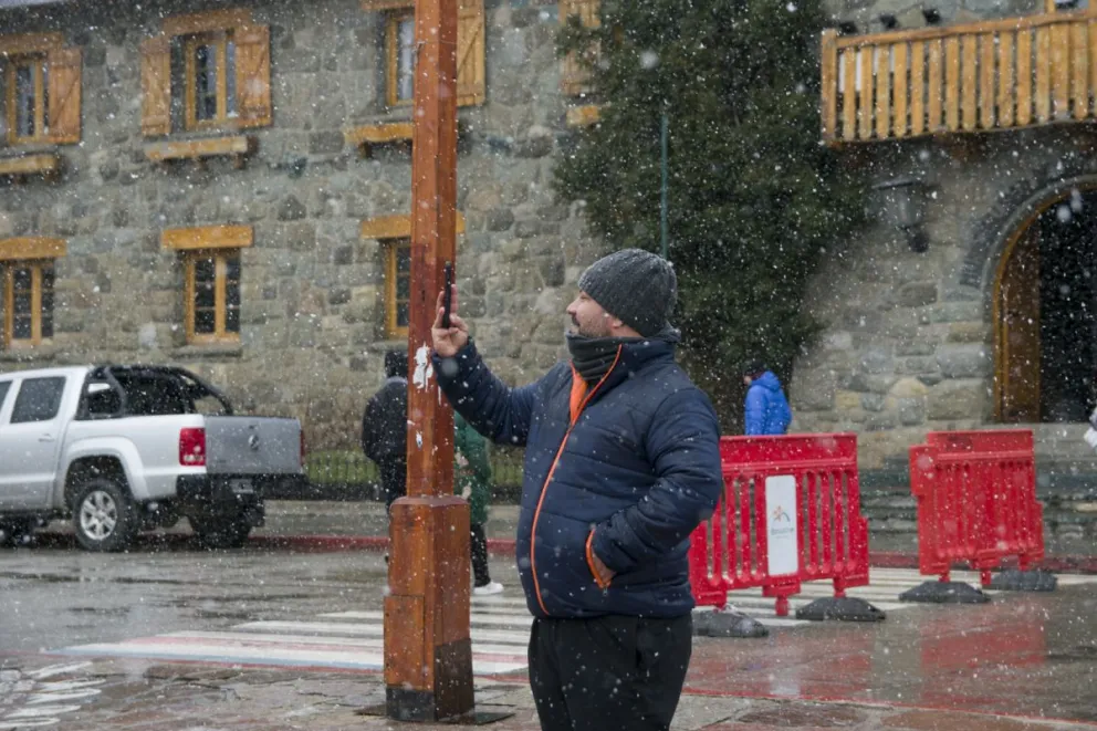 La nieve no afloja en Bariloche y emitieron otro alerta amarillo para este martes