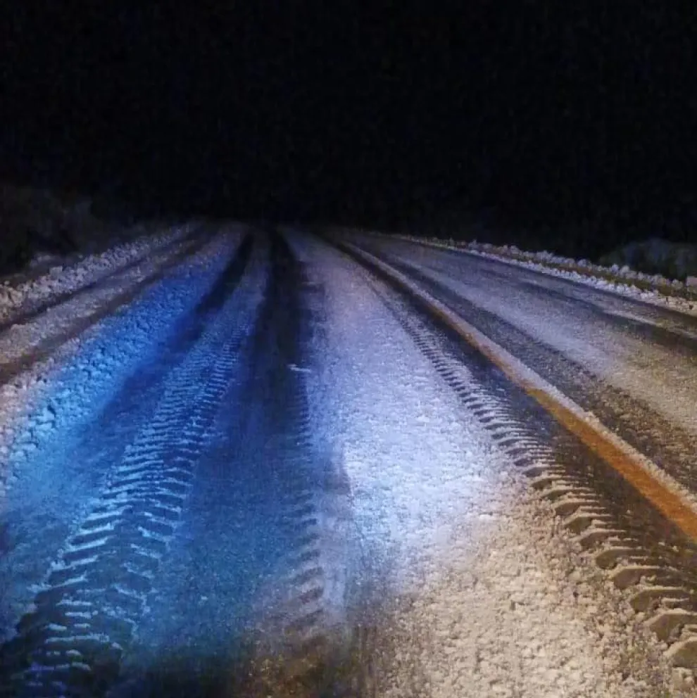 Todos los tramos de las rutas 40 y 23 que vinculan a Bariloche se encuentran transitables con extrema precaución 
