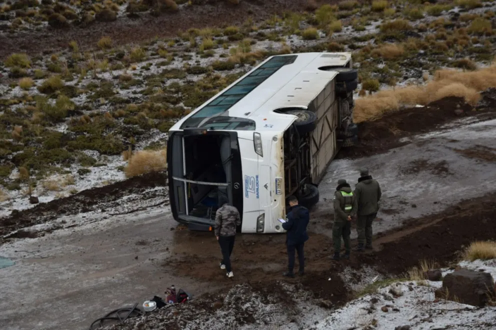 Así volcó el colectivo que trasladaba operarios de la CNEA sobre la Ruta 23 con hielo y pozos