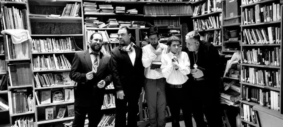 “Los conjurados” se ríen de la religión, del apocalipsis y de las revoluciones
