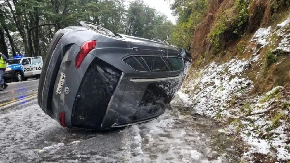 Volcó un auto con turistas chilenos que se dirigía al Paso Cardenal Samoré 