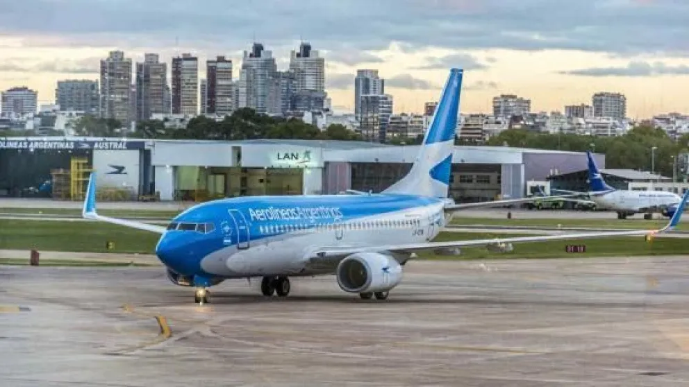 Cuatro aerolíneas acuerdan con el gobierno un tope de aumento del 4% en los pasajes hasta noviembre