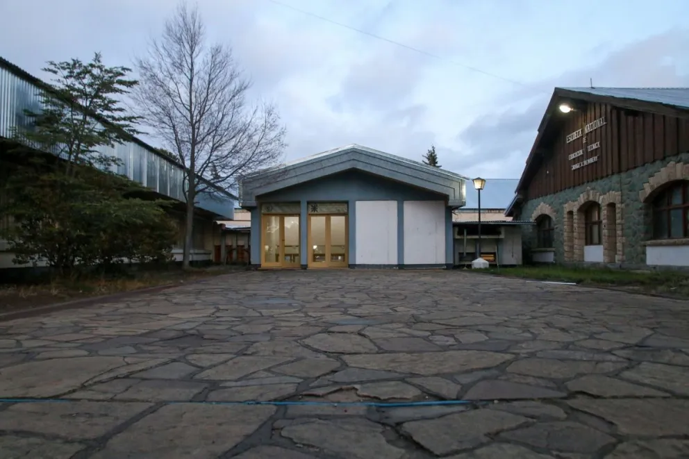 Docentes del CET 2 paran y luchan limpiando el predio de la escuela