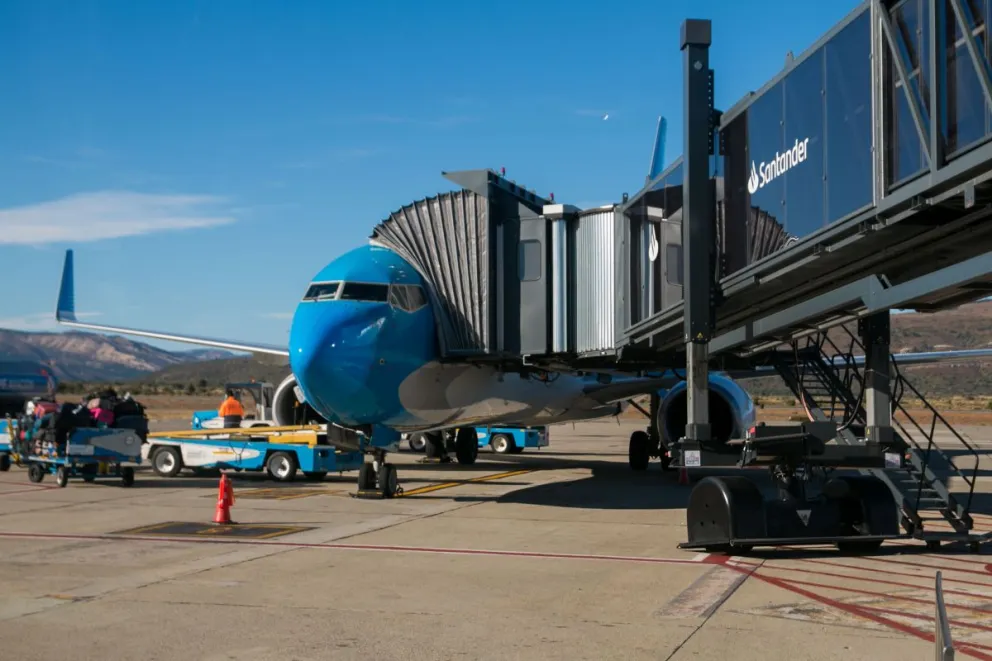 Desde el aeropuerto de Bariloche se realizan conexiones directas a Buenos Aires, Córdoba, Mendoza, Rosario y vuelos internacionales estacionales a Santiago de Chile, São Paulo y Florianópolis. Foto de Facundo Pardo.