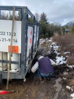 Empresa de gas dejó una calle en mal estado y se produjo el atascamiento de un camión  