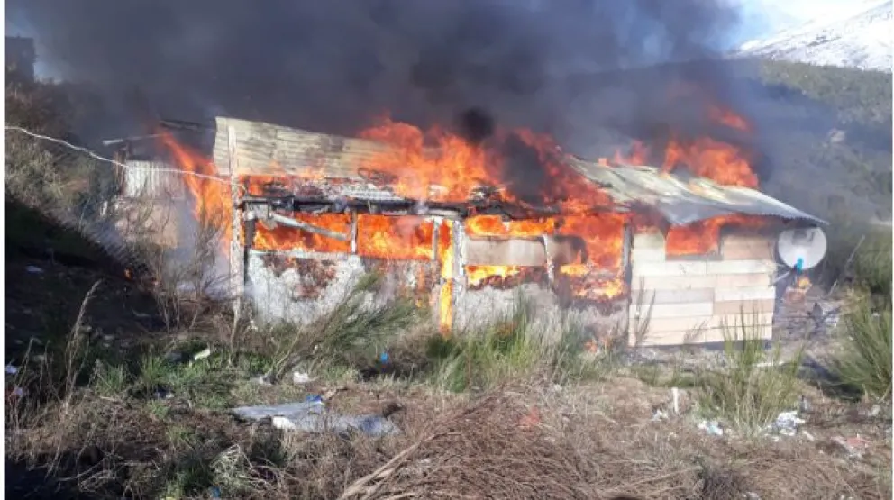 Las llamas consumieron por completo una vivienda del barrio Arrayanes 