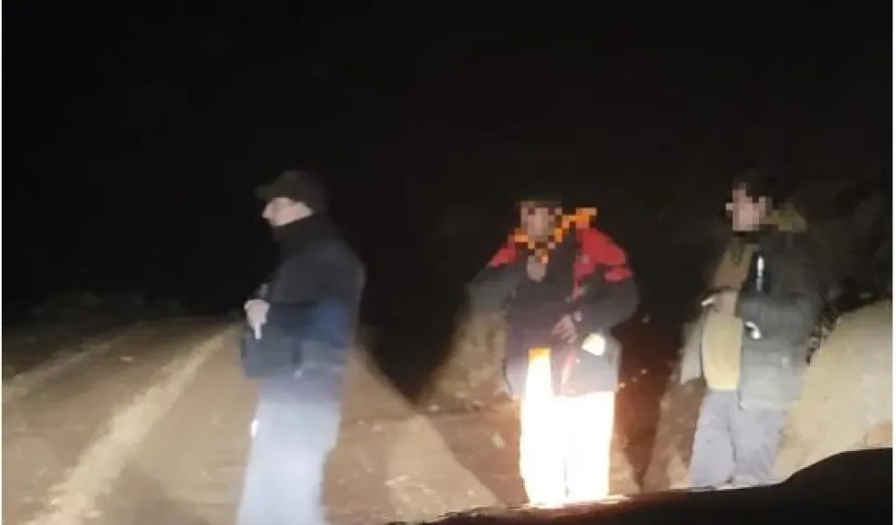El camión en el que viajaban quedó encajado en el barro y caminaron 6 horas para pedir ayuda