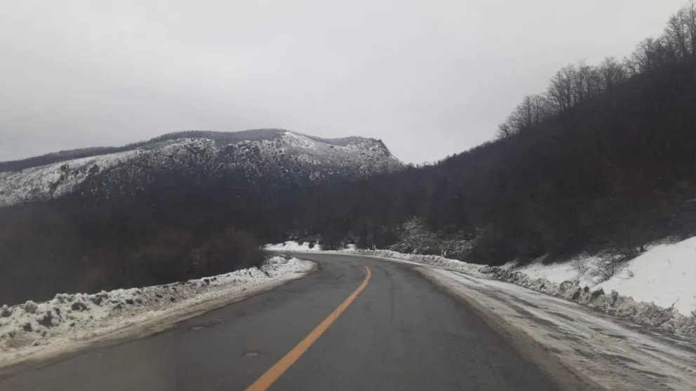Por formación de hielo en la calzada, piden transitar con extrema precaución entre Bariloche y El Bolsón