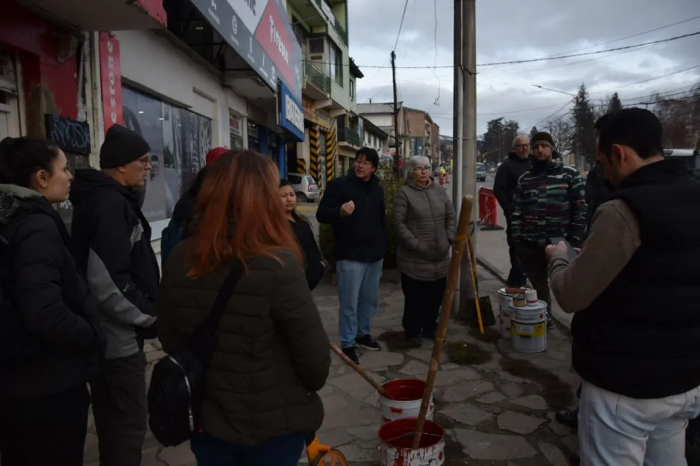 Comerciantes se "plantaron" ante municipales que querían limitar el estacionamiento en la colectora de la 12 de Octubre