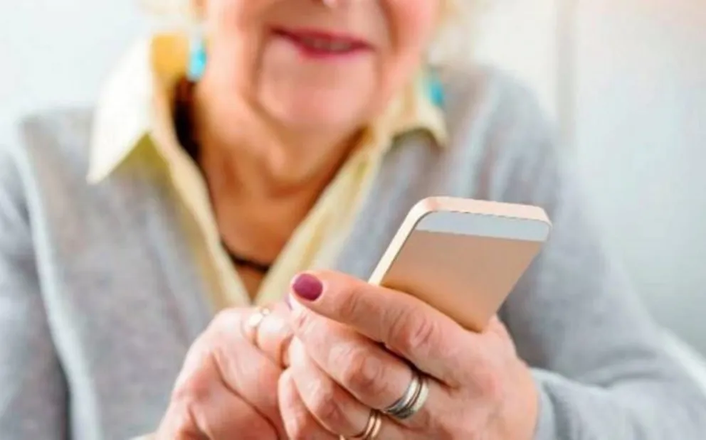 Abuela con disminución visual perdió su celular y hacen colecta para comprarle otro