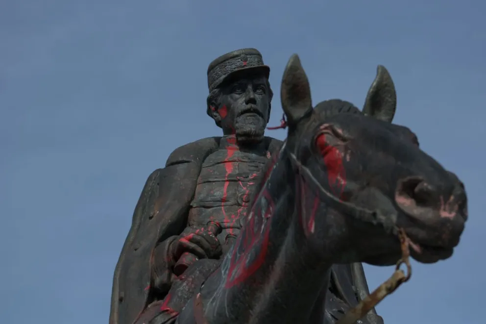 Un juez prohibió mover o realizar innovaciones en el monumento a Roca