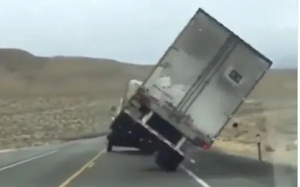 Mirá el video: impresionante ráfaga de viento tumbó un camión con acoplado 
