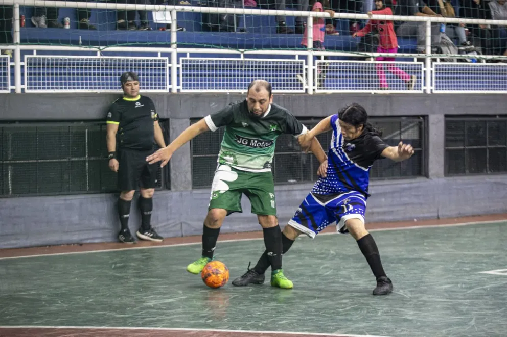 Veteranos y senior salen a la cancha en el fútbol libre