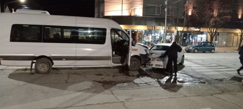 Conductor alcoholizado chocó de frente con una combi y terminó hospitalizado