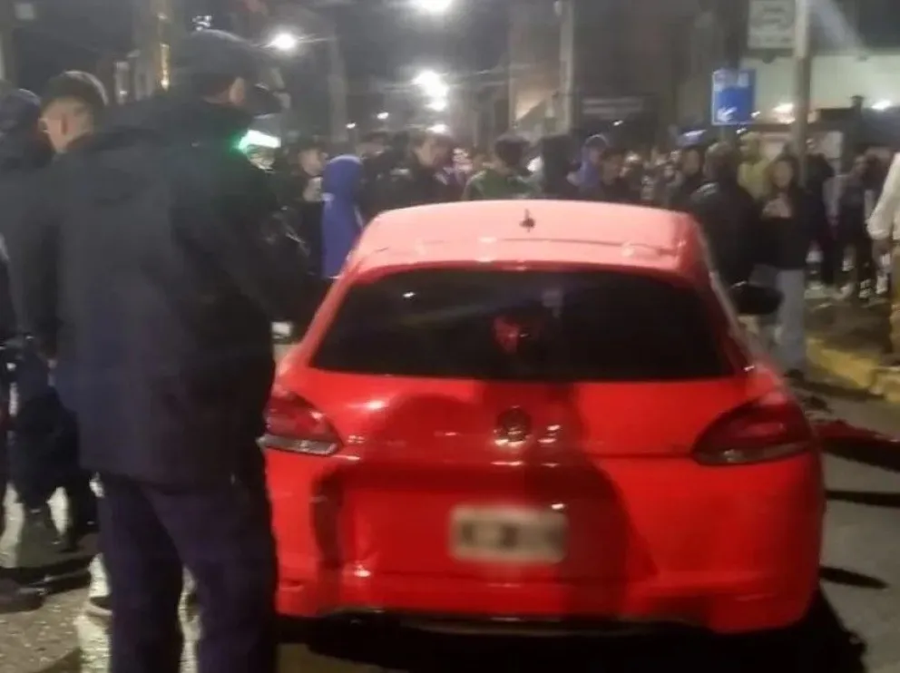 Se llevó por delante un contenedor de basura, un auto estacionado y provocó la bronca de la gente