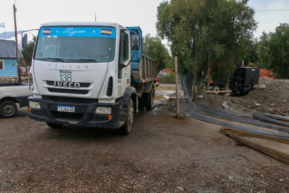 Delegación Lago Moreno trabajo en el ensanchamiento de calles en barrio Cerro Chico (foto de archivo) 
