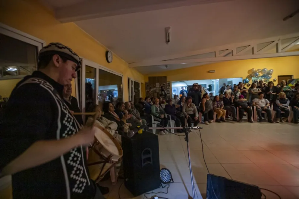 Uno de los encuentros culturales en el Hogar. Foto de Euge Neme.