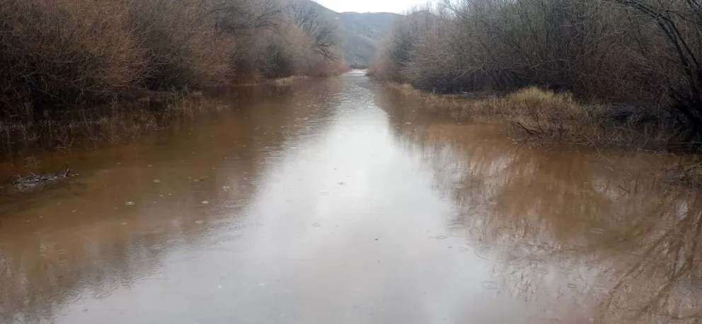 Por desborde de un arroyo, cortan la circulación en la Ruta Provincial 6
