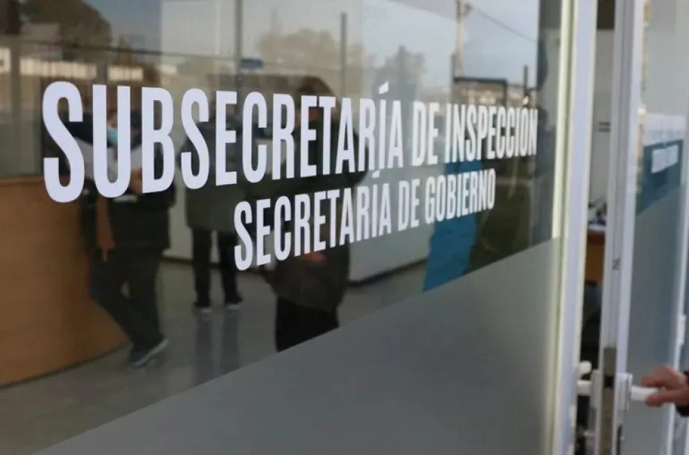 Una inspectora de Centenario le dijo "mugriento" a un taxista y los choferes piden que sea removida de su cargo