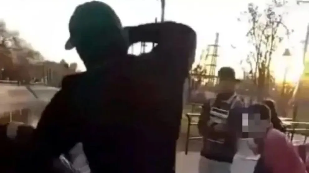 Un menor sufrió una paliza entre 10 personas y lo apuñalaron: el papá denunció a la Policía como encubridora
