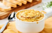 Aprende a hacer una sopa de cebolla gratinada: el clásico francés que no pasa de moda