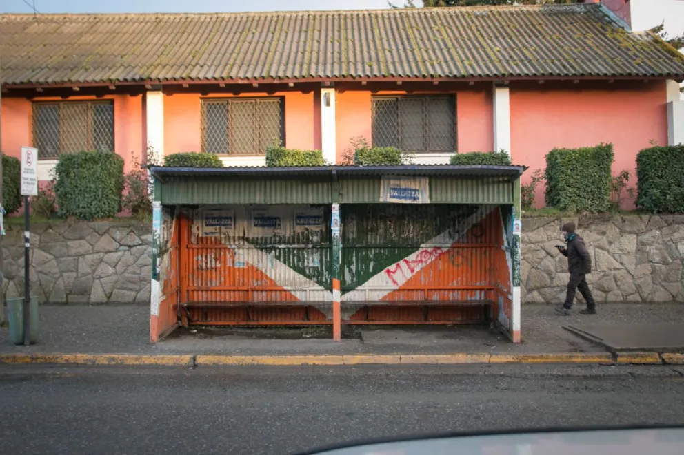 El paro de colectivos se siente en Bariloche desde muy temprano 