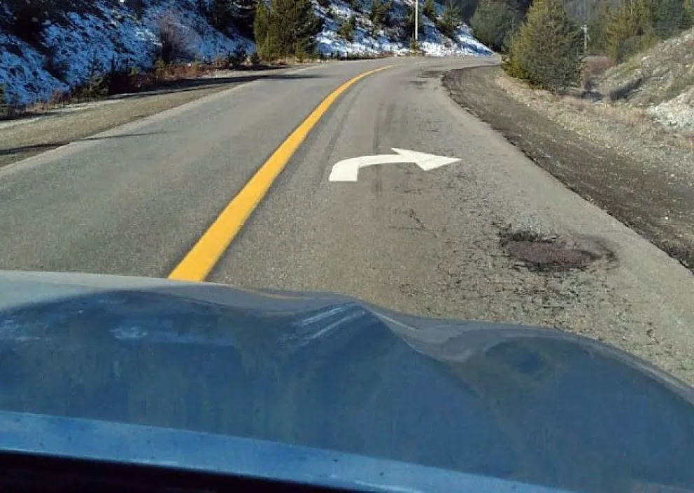 Otra familia quedó varada en la ruta 40 al romper una cubierta