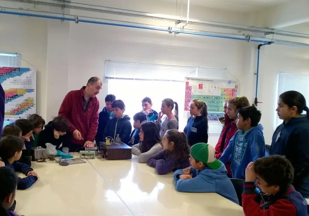 Inscriben a chicos y chicas en talleres de experimentos en el Balseiro