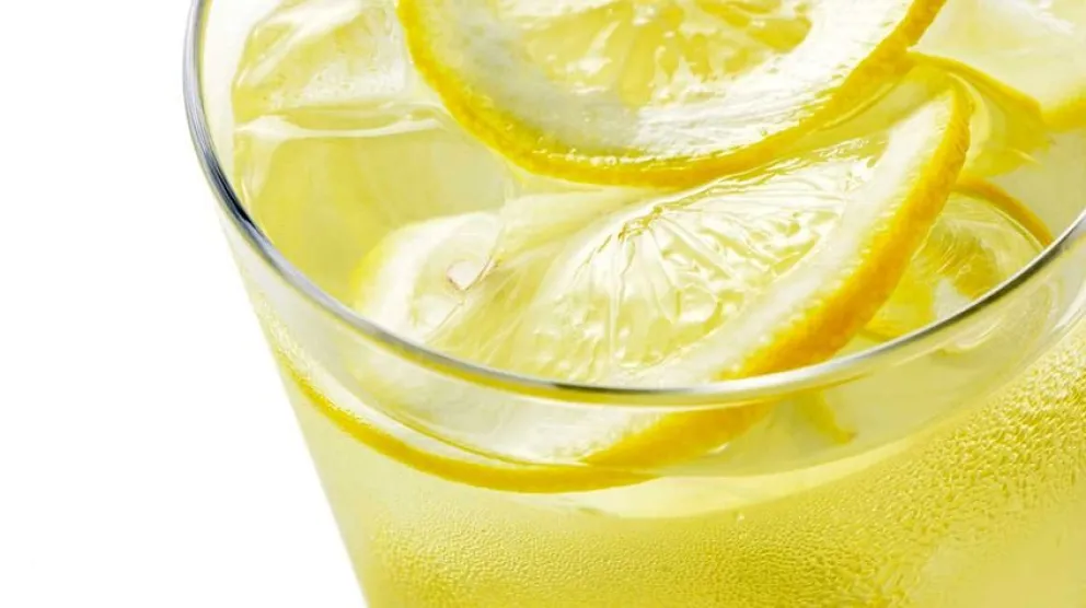 Los beneficios que aporta el agua con limón para tu organismo