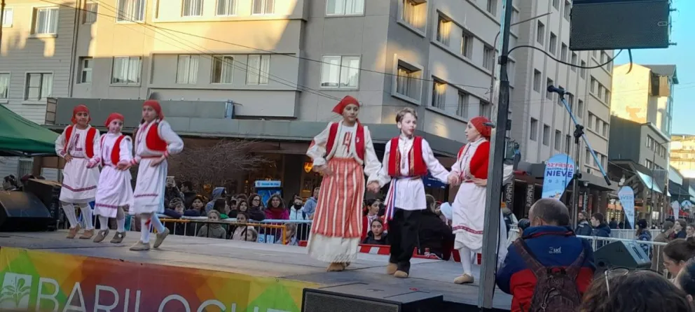 La calle Mitre, el Centro Cívico y las salas teatrales viven a pleno la Fiesta Nacional de la Nieve
