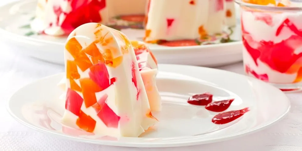 Deliciosa y colorida gelatina de mosaico para disfrutar en familia