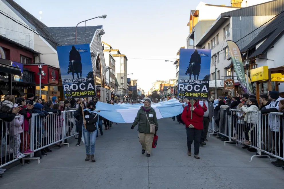 El apoyo a Roca se "coló" en el desfile por el Día del Montañés