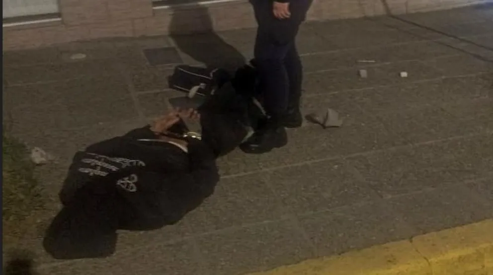 Detuvieron a un hombre que sustrajo elementos de un vehículo estacionado en el centro de Bariloche