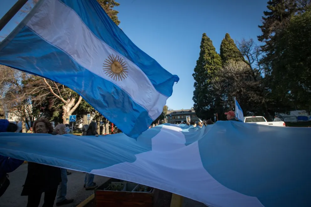 Desde Consenso Bariloche lamentaron no haber podido cantar el Himno Nacional en el Centro Cívico