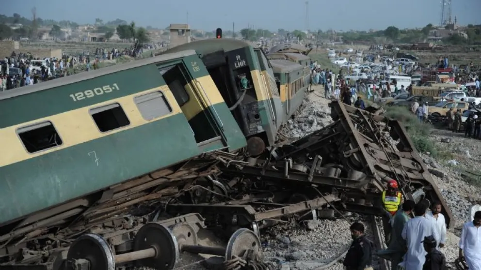 Terribles imágenes: descarriló un tren en Pakistán y hay al menos 30 muertos y más de 50 heridos