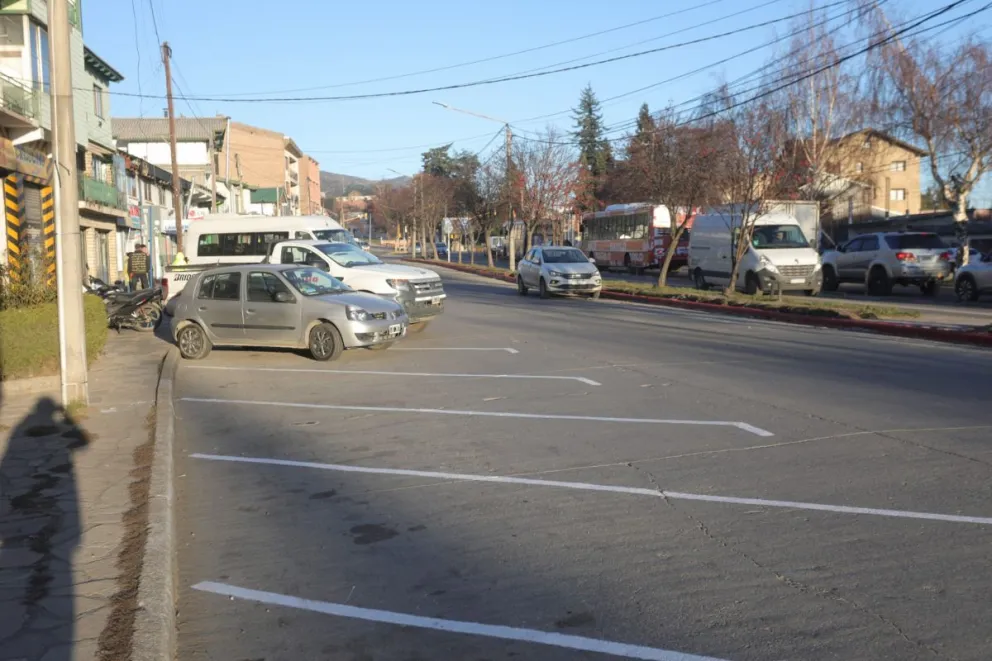 Van a retirar el estacionamiento de 45 grados en el Ñireco junto a otras modificaciones en el tránsito