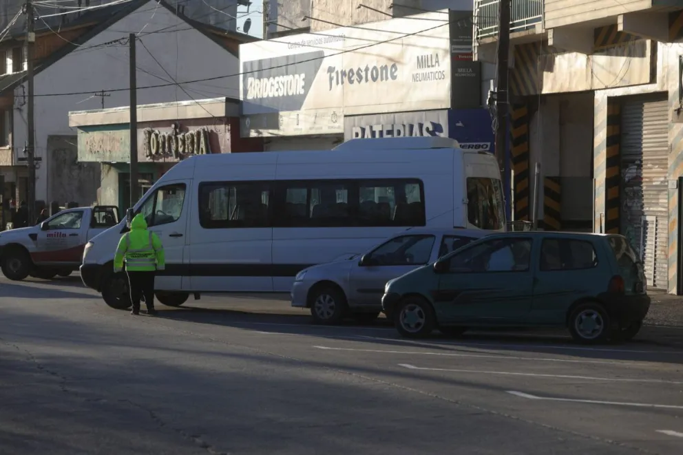 Polémica por las dársenas en la colectora sur de 12 de Octubre en el Ñireco