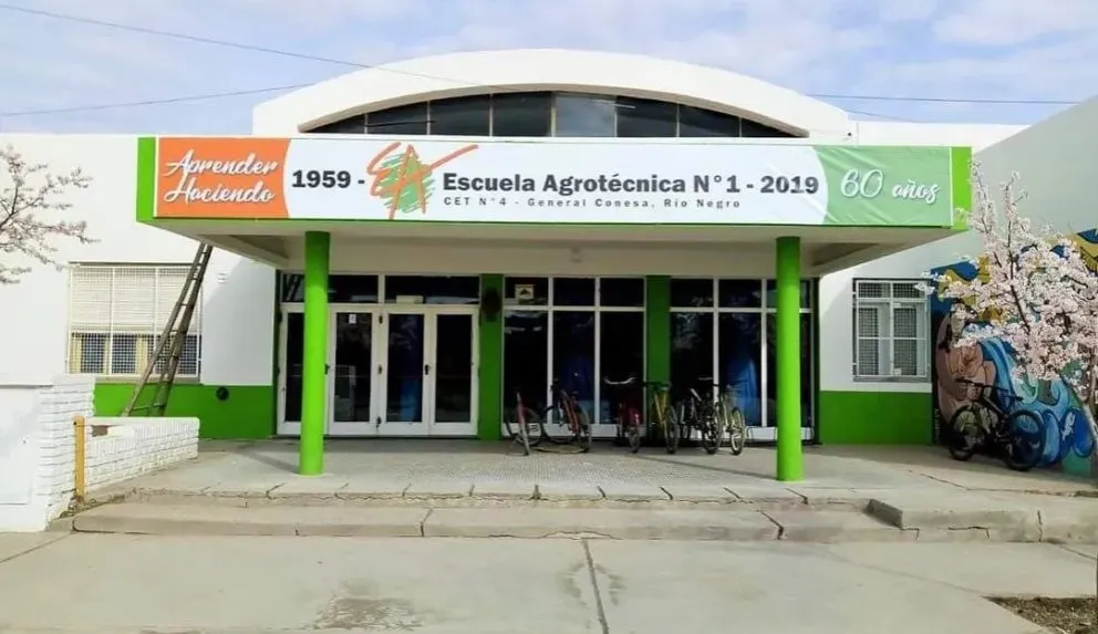 Un sujeto ingresó armado a una escuela de Conesa: fue a buscar a su ex que lo denunció seis veces