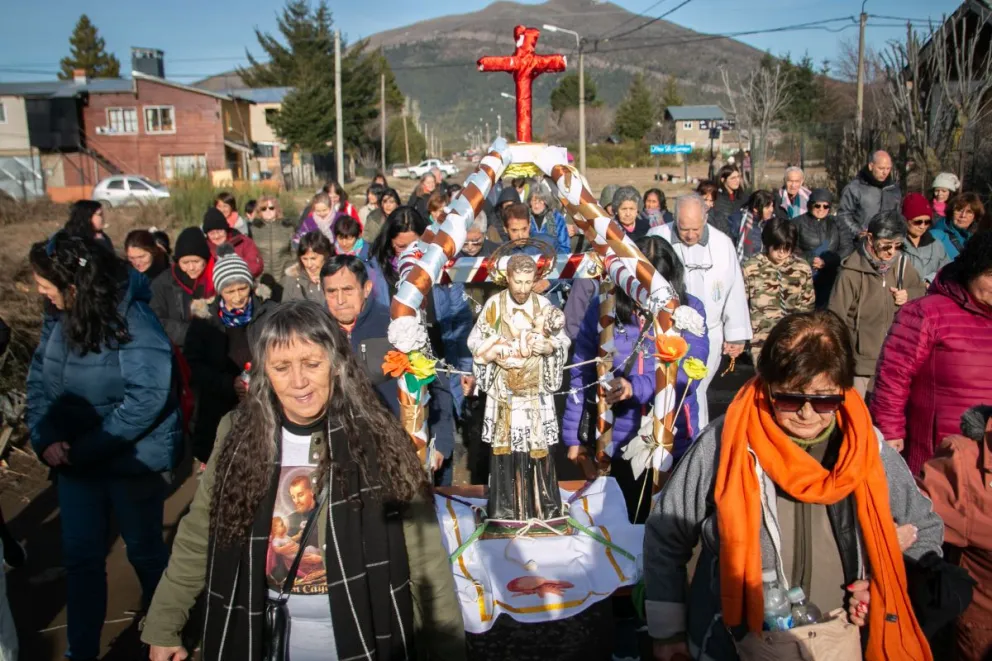 Los fieles caminaron junto a San Cayetano