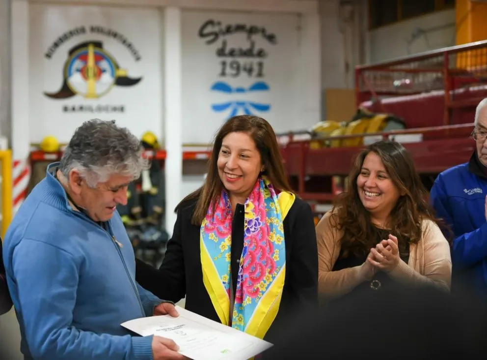 Carreras entregó la escritura de un lote a Bomberos Voluntarios de Bariloche