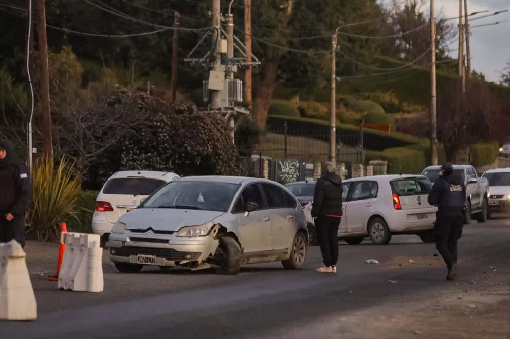 Cuatro autos protagonizaron violenta colisión en la avenida Bustillo