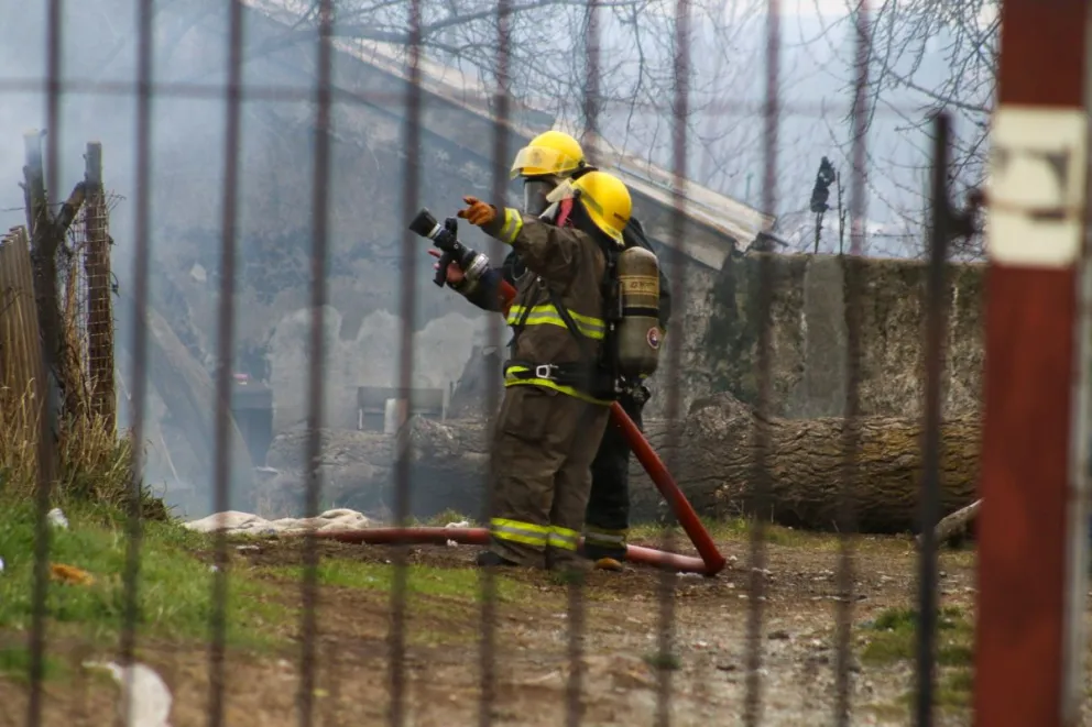 Susto por un incendio de vivienda en calle Vilcapugio y Genghini 