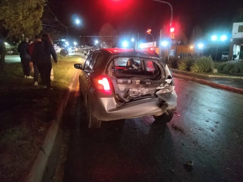 Un camión cargado con arena chocó un auto y se dio a la fuga