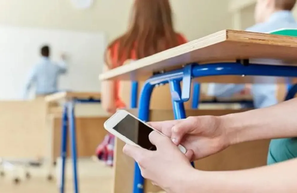 Cada vez más países toman medidas para prohibir el uso de celulares en las aulas