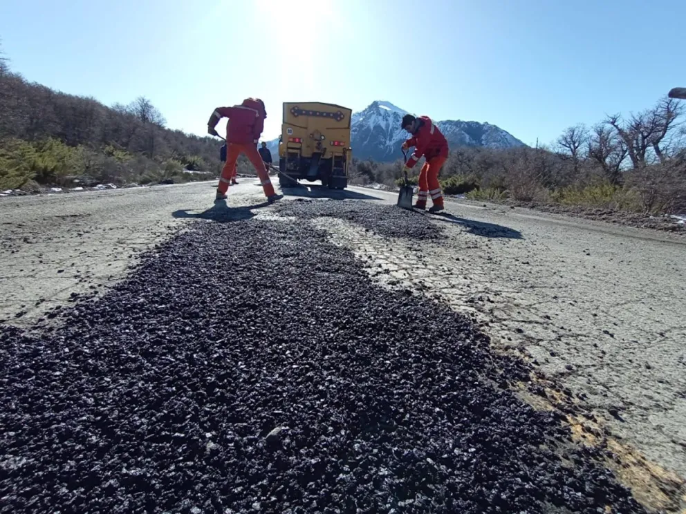 Personal de Vialidad Nacional continúa con las tareas de bacheo en frío en la Ruta 40
