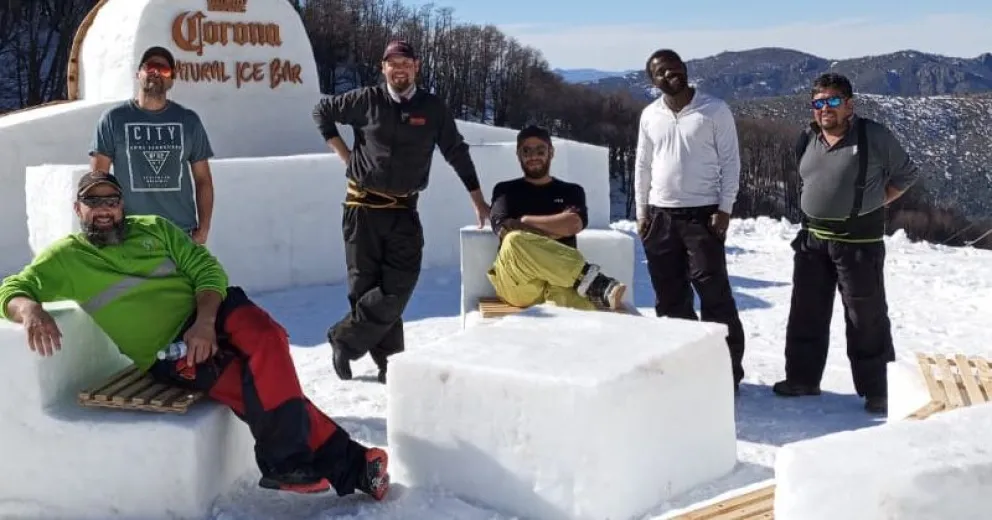Artista local construyó un bar de hielo en Catedral