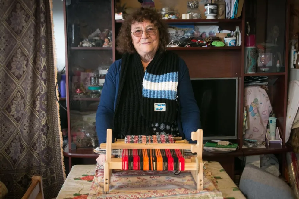 La historia de una mujer que a 41 años del conflicto bélico volvió a tejer bufandas para los “chicos de la guerra”