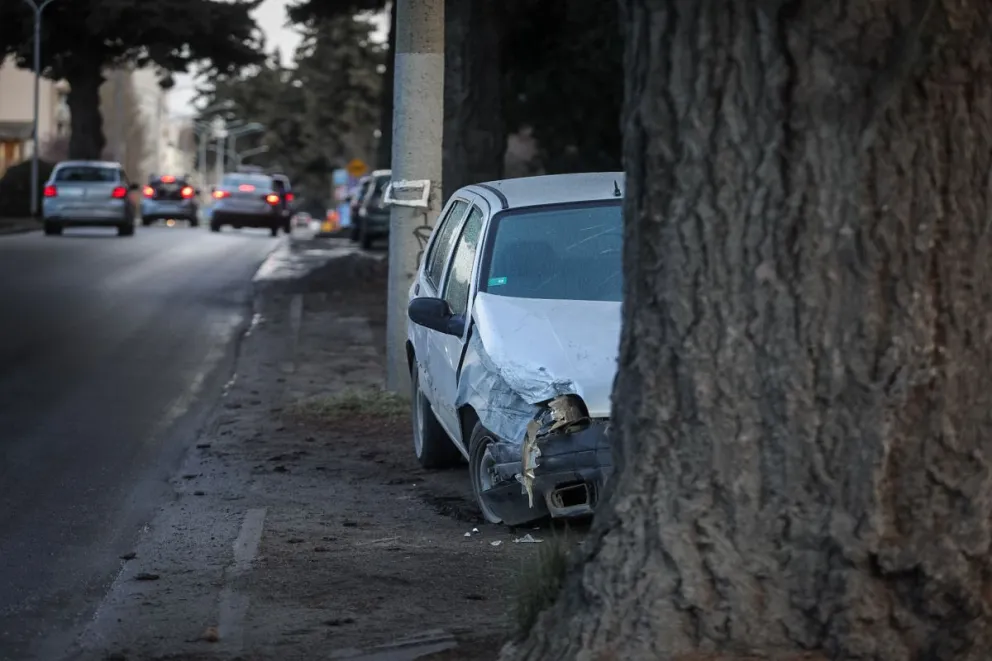 Violenta colisión en la Costanera: dos autos sufrieron importantes daños