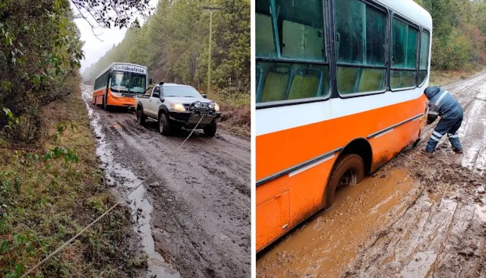 Un colectivo escolar terminó encajado en el barro debido al mal estado de la Ruta 86