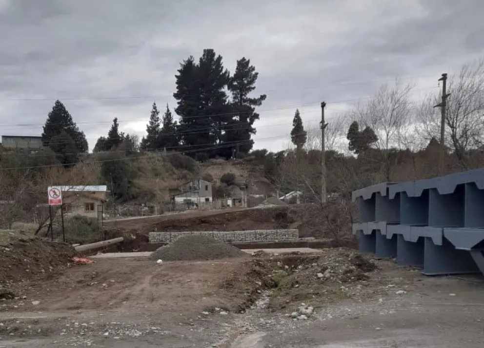 Ya comenzaron las obras para un nuevo puente sobre el arroyo Ñireco